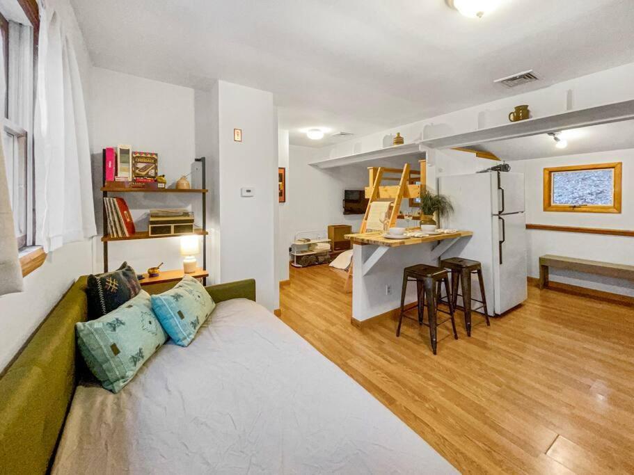 Breezy Hill Eccentric Studio Cottage Accord Dış mekan fotoğraf